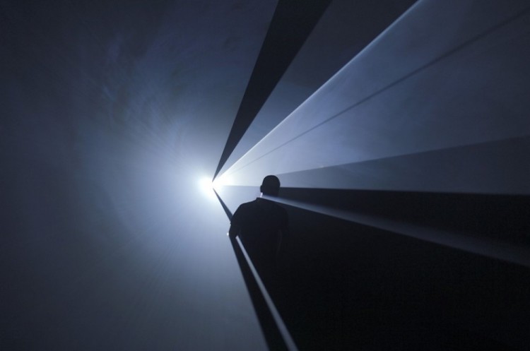Anthony McCall You and I Horizontal, 2006 Installation view at Institut d'Art Contemporain, Villeurbanne, 2006 Foto: Blaise Adilon