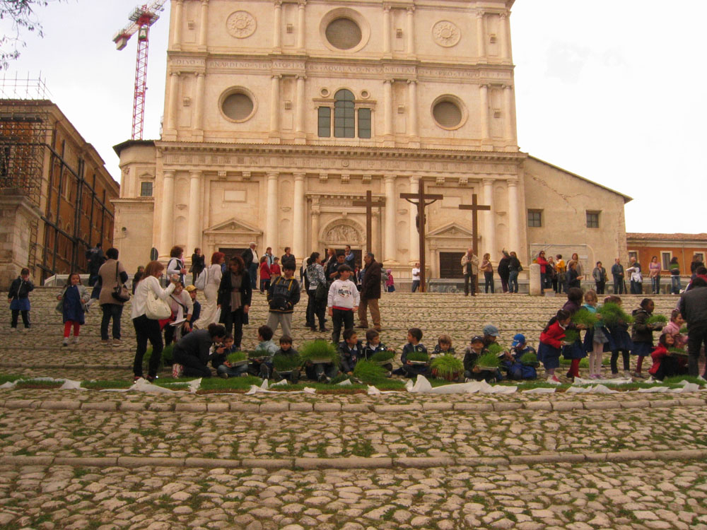 In Albis, Scalinata di San Bernardino, L'Aquila, 4 Aprile 2012 In Albis, Scalinata di San Bernardino, L'Aquila, 4 Aprile 2012