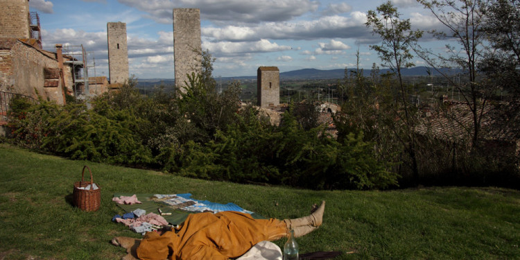 NIKHIL CHOPRA, inside out 2012  99 ore site specific performance (25 - 29 Aprile) | site specific performance 99 hours (25 - 29 April) Galleria Continua, San GImignano  costumi di | costumes of Sabine Pfisterer Courtesy GALLERIA CONTINUA, San Gimignano / Beijing / Le Moulin Photo by Shivani Gupta