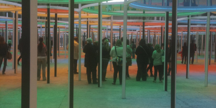 foto di Véra Amsellem, Daniel Buren, Excentrique(s), travail in situ, 2012, Monumenta, Grand Palais, Paris