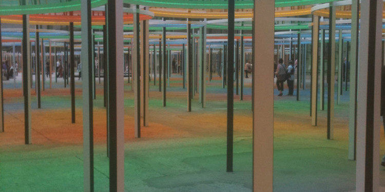 foto di Véra Amsellem, Daniel Buren, Excentrique(s), travail in situ, 2012, Monumenta, Grand Palais, Paris