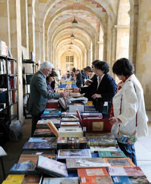 Salon du livre et des revues d’art lors de la première édition du Festival de l’histoire de l’art, mai 2011 © Didier Plowy - Ministère de la Culture et de la Communication