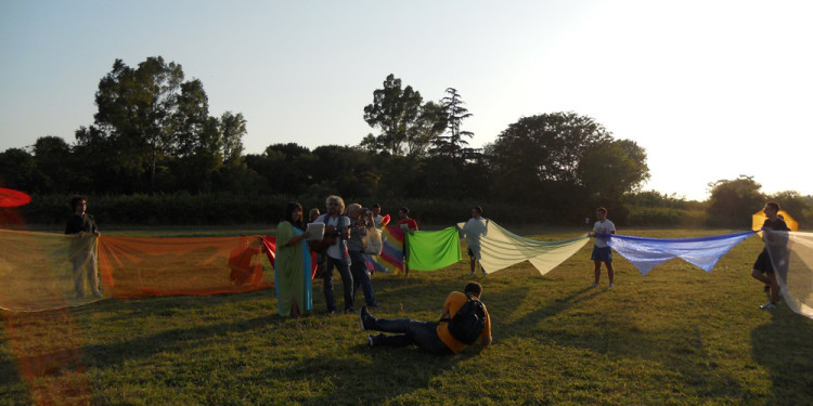 Performance partecipativa Rainbow in Caffarella Valley in Rome - London Biennale Pollination 5.7.2012