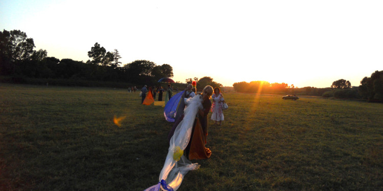 Performance partecipativa Rainbow in Caffarella Valley in Rome - London Biennale Pollination 5.7.2012