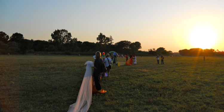 Performance partecipativa Rainbow in Caffarella Valley in Rome - London Biennale Pollination 5.7.2012