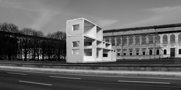 MARCEL DUCHAMP - LE MYSTÈRE DE MUNICH Rudolf Herz, Marcel Duchamp - Le mystère de Munich, in front of the Alte Pinakothek, München 2012 photo montage: Hans Döring © Rudolf Herz