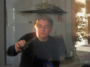 Donato Di Zio mentre affumica la lastra di rame dell'acquaforte Pelagocentonovantadue nel laboratorio della Fondazione il Bisonte, Firenze, 2010. Foto Carmeli-Belli