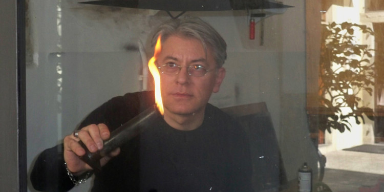 Donato Di Zio mentre affumica la lastra di rame dell'acquaforte Pelagocentonovantadue nel laboratorio della Fondazione il Bisonte, Firenze, 2010. Foto Carmeli-Belli