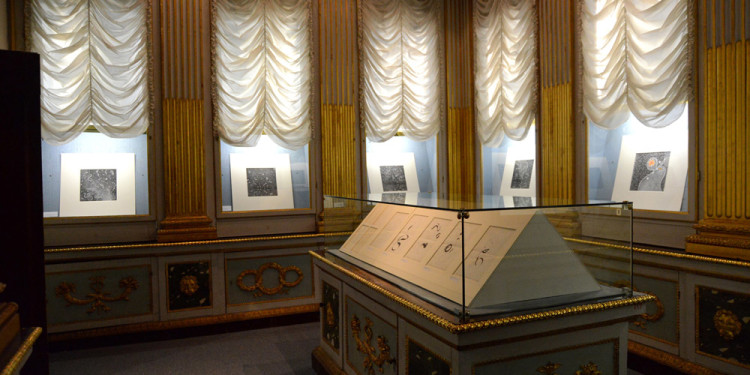 Allestimento della mostra di Donato Di Zio a cura di Gillo Dorfles, Biblioteca Marucelliana, Firenze 2012. Foto Paolo Mariani