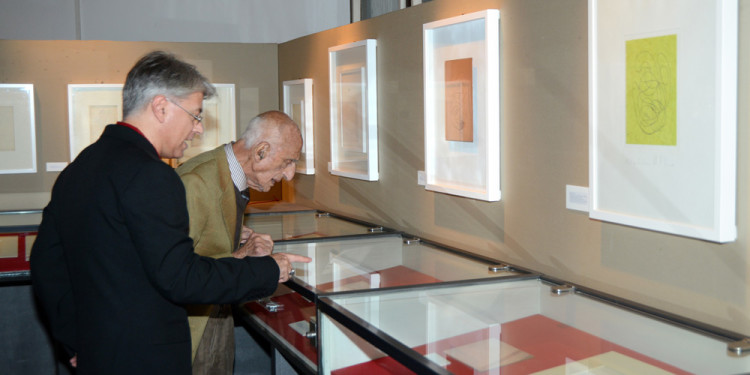 Inaugurazione della mostra di Donato Di Zio a cura di Gillo Dorfles, Biblioteca Sormani Milano. L'artista con il curatore. Foto Paolo Mariani