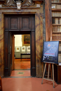 Mostra Donato Di Zio a cura di Gillo Dorfles, Biblioteca Marucelliana, Firenze. Inaugurazione 14.09.2012 veduta dell'ingresso alla mostra dal salone monumentale. Foto Paolo Mariani
