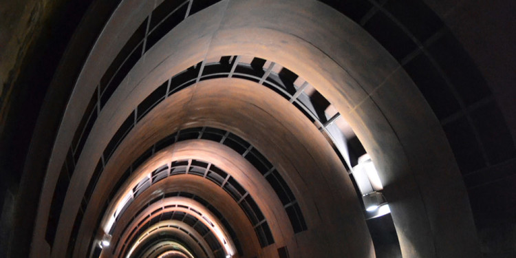 3S Studio, Silvia Dagna Serena Galassi Simona Maurone architetti associati. Sistemazione e riuso come passeggiata a mare di un tratto ferroviario dismesso comprendente un tunnel e un tratto di linea, localizzato a Albisola Superiore (SV). L’opera completata nel 2011, indica le potenzialità di progetto insite nel vastississimo campo delle infrastrutture dismesse. Foto D. Voarino