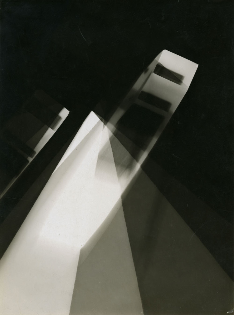 Licht-Bilder: Fritz Winter and Abstract Photography László Moholy-Nagy, Untitled (Photogram), 1925, Gelatin Silver Print, 23,7 x 17,8 cm Museum Folkwang, Essen, Fotografische Sammlung © VG Bild-Kunst, Bonn 2012 Museum Folkwang, Essen, Fotografische Sammlung © VG Bild-Kunst, Bonn 2012