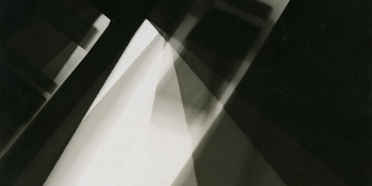 Licht-Bilder: Fritz Winter and Abstract Photography László Moholy-Nagy, Untitled (Photogram), 1925, Gelatin Silver Print, 23,7 x 17,8 cm Museum Folkwang, Essen, Fotografische Sammlung © VG Bild-Kunst, Bonn 2012 Museum Folkwang, Essen, Fotografische Sammlung © VG Bild-Kunst, Bonn 2012