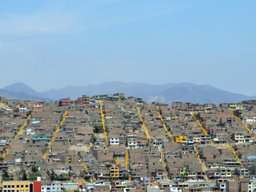 Alessandro Bonadio, scale gialle nei barrios di Lima, 2011. L’immagine fa parte di una serie di 45 report su altrettante città del mondo, svolti prevalentemente da giovani architetti italiani che lavorano all’estero, e da alcuni architetti stranieri, ma di formazione italiana, volti a descrivere i cambiamenti più recenti nel mondo delle infrastrutture.