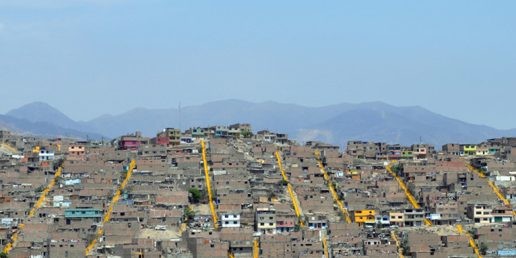 Alessandro Bonadio, scale gialle nei barrios di Lima, 2011. L’immagine fa parte di una serie di 45 report su altrettante città del mondo, svolti prevalentemente da giovani architetti italiani che lavorano all’estero, e da alcuni architetti stranieri, ma di formazione italiana, volti a descrivere i cambiamenti più recenti nel mondo delle infrastrutture.