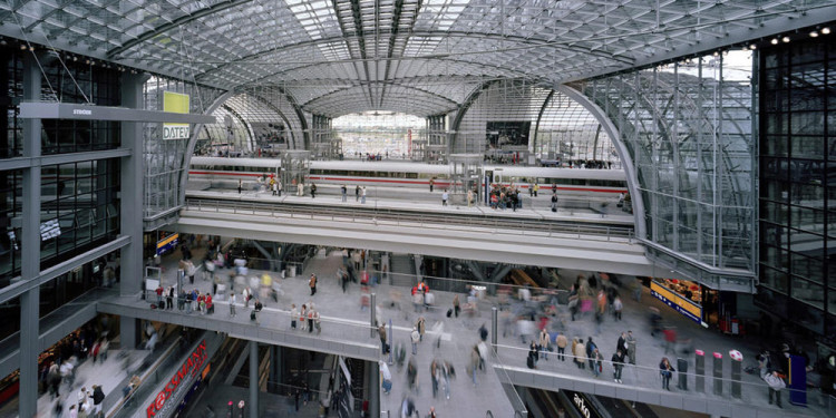 GMP (Gerkan, Marg e Partner), Nuova stazione passante di Berlino, 2006. La stazione è uno dei maggiori scali europei per dimensioni e volume di traffico con circa 300.000 passeggeri al giorno. Si tratta di una stazione di scambio a più livelli che genera, tra l’altro, il tunnel automobilistico che passa sotto il Tiergarten e Il prolungamento della metropolitana U5