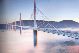 Norman Foster, Viadotto di Millau, Francia, 2004. Opera di Foster (M.Virlogeux e Arcadis per le strutture), rappresenta forse la migliore sintesi di questi anni tra architettura, arditezza strutturale, costruzione e rapporto con il paesaggio.