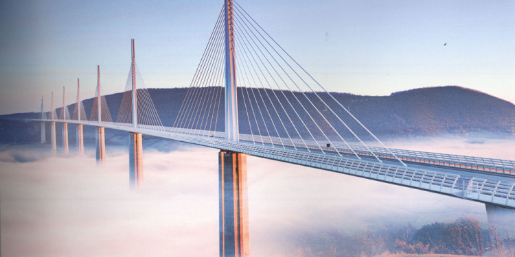 Norman Foster, Viadotto di Millau, Francia, 2004. Opera di Foster (M.Virlogeux e Arcadis per le strutture), rappresenta forse la migliore sintesi di questi anni tra architettura, arditezza strutturale, costruzione e rapporto con il paesaggio.
