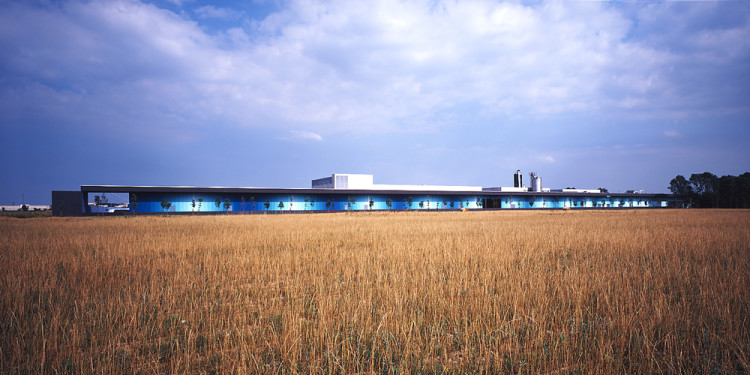 Quattroassociati, Metropolitana Milanese, Depuratore di Milano S. Rocco. Entrato in funzione nel 2004, coniuga efficienza tecnologica e qualità architettonica, per i colori si è avvalso della consulenza coloristica di Jorrit Tornquist che ha effettuato la consulenza artistica del termovalorizzatore di Brescia. Foto di A. Martiradonna.