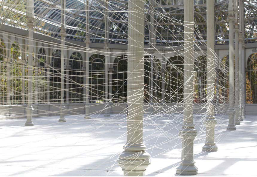Vista de la installación de Jiří Kovanda, "Dos anillos dorados" en el Palacio de Cristal - Fotografía: Joaquín Cortés/Román Lores - Museo Nacional Centro de Arte Reina Sofía. 2012