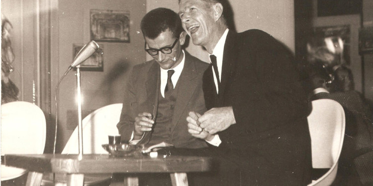 Mirko Chvojka: John Cage a prágai Zeneszínházban (František Fröhlich, Vladimír Lébl társaságában), 1964. szeptember 23. Eva Léblova jóvoltából Mirko Chvojka: John Cage at the Theatre of Music in Prague (with František Fröhlich, Vladimír Lébl) September 23rd, 1964. Courtesy of Ms. Eva Léblová