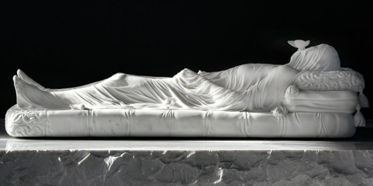 Gisant (Elizabeth Crosby), 2012, marbre de Carrare, 270 x 185 x 128 cm