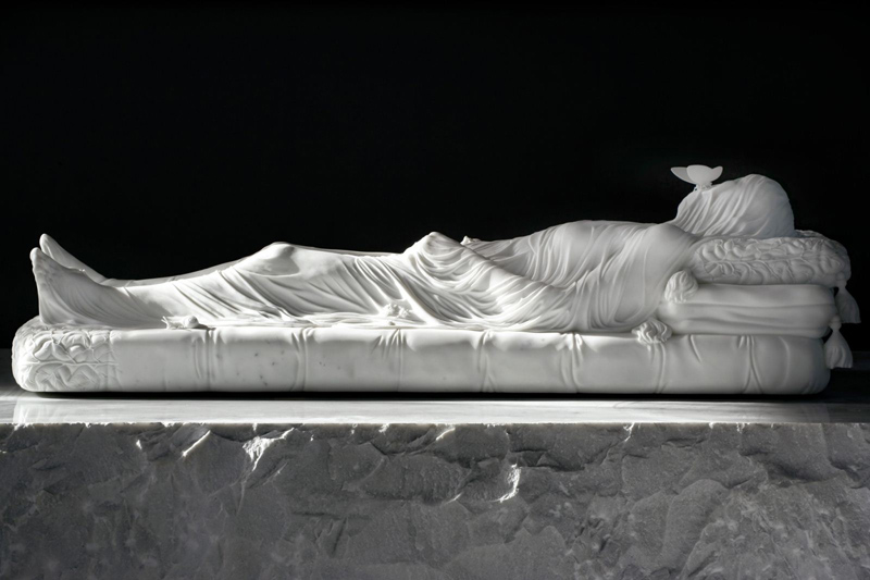 Gisant (Elizabeth Crosby), 2012, marbre de Carrare, 270 x 185 x 128 cm Gisant (Elizabeth Crosby), 2012, marbre de Carrare, 270 x 185 x 128 cm