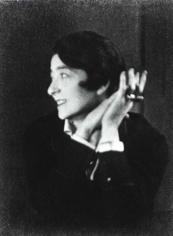 Berenice Abbott, Portrait d’Eileen Gray, Paris, 1926 © Berenice Abbott / Commerce Graphics Berenice Abbott, Portrait d’Eileen Gray, Paris, 1926 © Berenice Abbott / Commerce Graphics