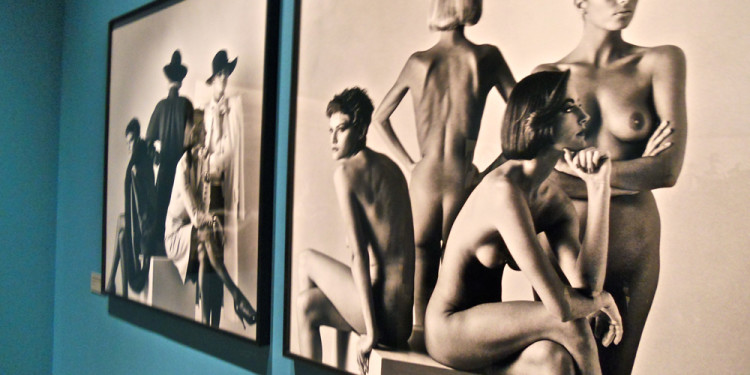 Untitled (women sitting, dressed) Parigi 1981 - Helmut Newton, Palazzo delle Esposizioni, Roma 2013