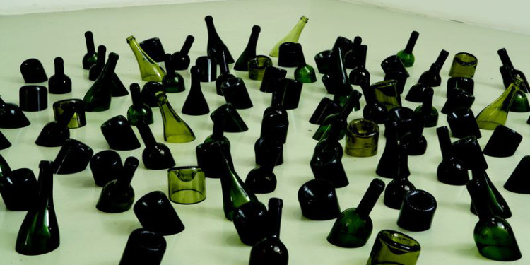 Mona Hatoum Drowing Sorrow (wine bottles), 2004 Vetro / Glass 15 x 200 cm Collezione Pier Luigi e Natalina Remotti Photo: Ela Bialkowska Courtesy GALLERIA CONTINUA, San Gimignano / Beijing / Le Moulin