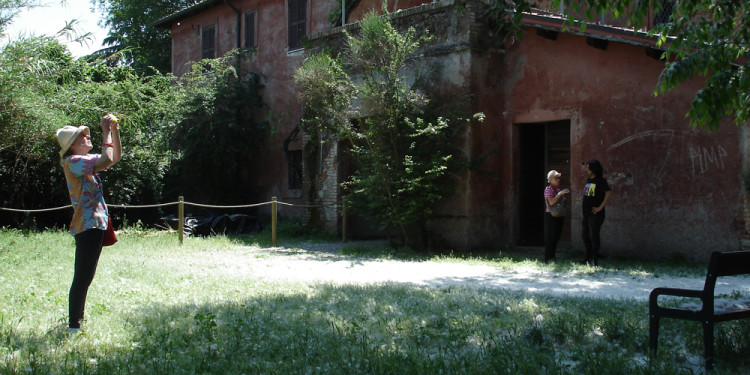 Nevicata dei fiori di pioppo al Casale dell'Ex Mulino - May 9, 2013