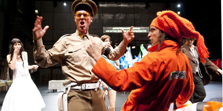 Theaterperformance " Marketplace " von Jan Lauwers und der Needcompany in der Jahrhunderthalle Bochum im Rahmen der Ruhrtriennale 2012