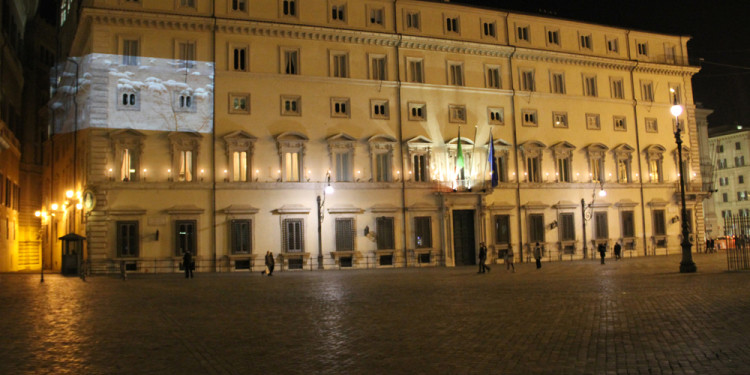 Pastoie a Montecitorio, intervento video-sonoro in Piazza Colonna, Roma, 11 dicembre 2010, ore 21