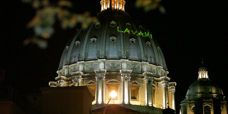 lavami, 2010, proiezione laser sulla cupola di S. Pietro, Roma, venerdì 5 novembre 2010, ore 21.00