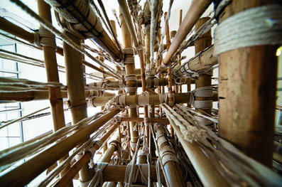 Venu, 2012, bambou, corde, goudron, circuits électroniques interactifs, dimensions variables