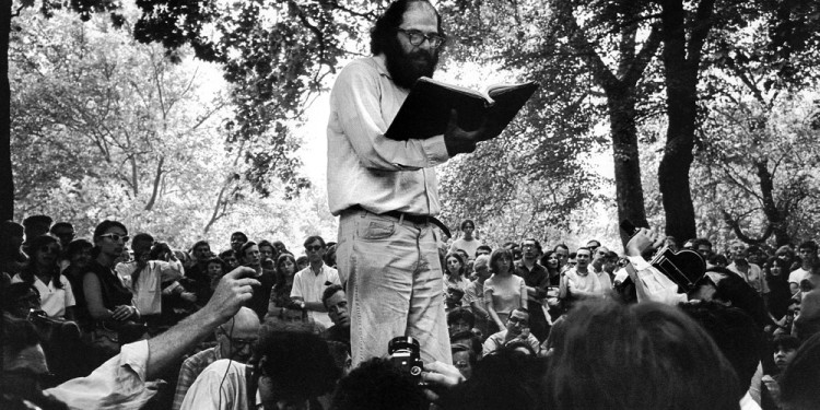 Allen Ginsberg, lecture at the Washington Square Park, New York 1960 © Photo: Charles Gatewood / The Image Works / Roger-Viollet