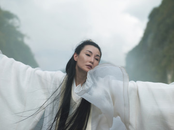 Isaac Julien: Ten Thousand Waves Isaac Julien. Maiden of Silence (Ten Thousand Waves). 2010. Endura Ultra photograph I, 180 x 240 cm. Courtesy of the artist, Metro Pictures, New York and Victoria Miro Gallery, London.