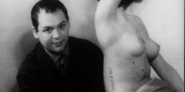 Piero Manzoni firma una modella trasformandola in Scultura vivente, durante le riprese per il filmgiornale S.E.D.I., Milano 1961