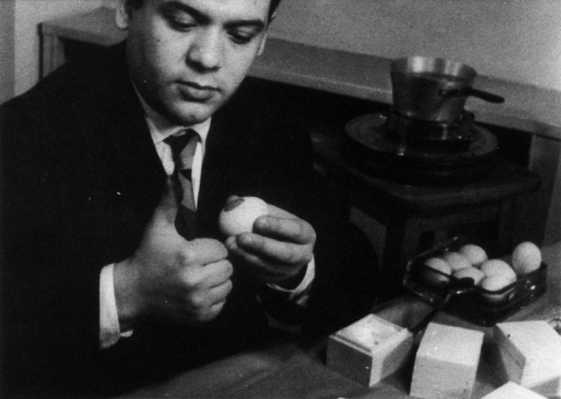 Piero Manzoni durante le riprese del cortometraggio Uova presso lo studio del filmgiornale S.E.D.I., Milano 1960 Fotografie di Giuseppe Bellone (filmato di Gianpaolo Macentelli)