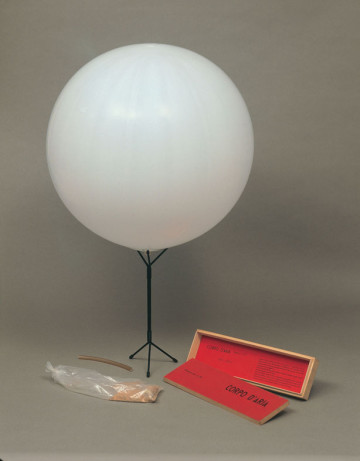 ID 75. Corpo d’aria n. 06, 1959-1960 scatola in legno, contenente palloncino in gomma, tubo per gonfiare e piedistallo, 12,4x42,7x4,8 cm Milano, Fondazione Piero Manzoni in collaborazione con Gagosian Gallery