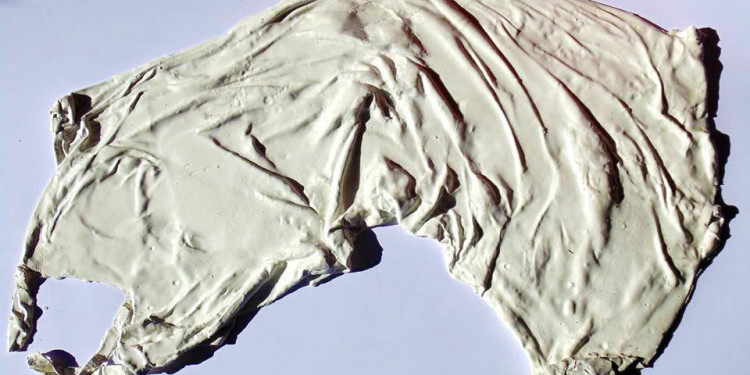veste "Lavatio Matris Deum" di Eleonora Del Brocco, cm 93 x 55 h, polimaterico, gesso e plexiglass - presso studio.ra