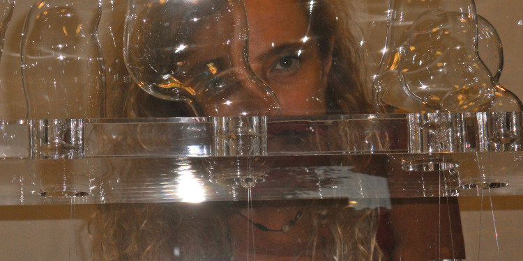 Luisa Mazza - Divenire (particolare installazione), vetro soffiato, acciaio, plexiglass, cm 220x120x80, 2014
