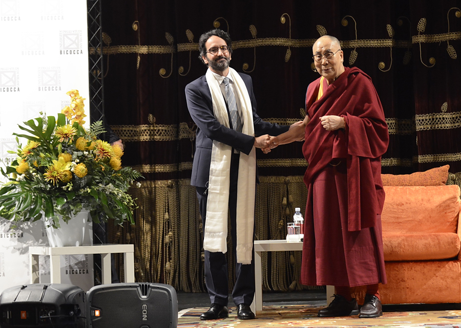 03. Il Dalai Lama dona la Sciarpa della Tradizione a Lamberto Bertolé