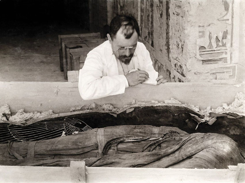 Victor Loret copia le iscrizioni dalle bende della mummia di Amenofi III, 1898 (© Università degli Studi di Milano, Biblioteca e Archivi di Egittologia) [Nr archiv.: 221]